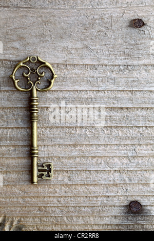 Antike Schlüssel auf hölzernen Hintergrund Stockfoto