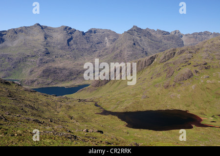 Ein Choire Riabhaich Loch, Loch Coruisk und den zerklüfteten Gipfeln der Black Cuillin Range im Sommer auf der Isle Of Skye, Schottland Stockfoto