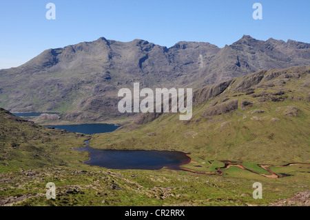 Ein Choire Riabhaich Loch, Loch Coruisk und den zerklüfteten Gipfeln der Black Cuillin Range im Sommer auf der Isle Of Skye, Schottland Stockfoto