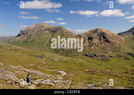 Walker im Sommer auf der Isle Of Skye Druim Hain in Richtung Glen Sligachan, Marsco und Ruadh Stac absteigend Stockfoto