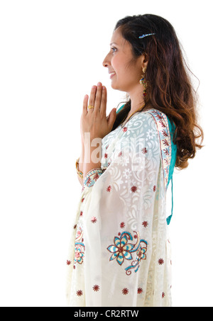 Seitenansicht der Mitte Erwachsene indische Frau in einem Grußwort darstellen, isolierten weißen Hintergrund Stockfoto