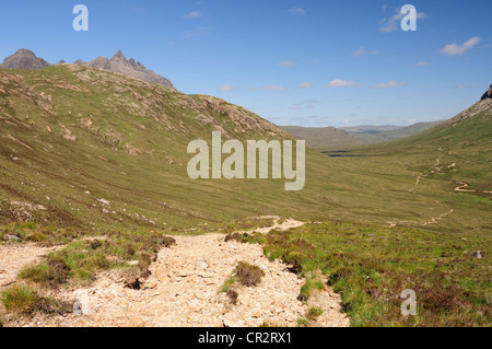 Fußweg von Druim Hain nach unten in Glen Sligachan auf der Isle Of Skye, den zerklüfteten Gipfeln der Black Cuillin im Hintergrund Stockfoto