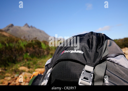 Wandern im Sommer auf der Isle Of Skye, Gipfel der Black Cuillin im Hintergrund Stockfoto