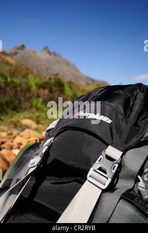 Wandern im Sommer auf der Isle Of Skye, Gipfel der Black Cuillin im Hintergrund Stockfoto