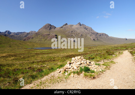 Blick in Richtung der Black Cuillin aus dem Pfad durch Glen Sligachan im Sommer, Isle Of Skye Stockfoto