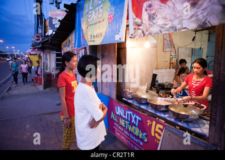 Philippinische Frauen Essen in einem lokal am Straßenrand zu kaufen. Lapu-Lapu City, Metro Cebu Mactan Island, Visayas, Philippinen. Stockfoto