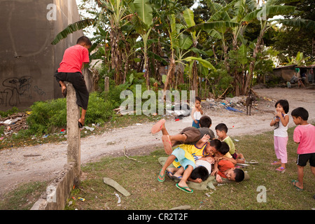 Philippinische Kinder spielen im Feld. Lapu-Lapu City, Metro Cebu Mactan Island, Visayas, Philippinen. Stockfoto