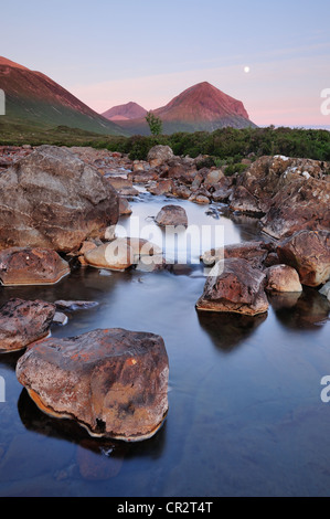 Fluß Sligachan in der Dämmerung, mit Marsco in den Hintergrund, Isle Of Skye, innere Hebriden, Schottland Stockfoto