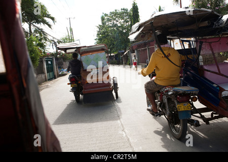 Dreiräder, eine Form des öffentlichen Verkehrs. Lapu-Lapu City, Metro Cebu Mactan Island, Visayas, Philippinen. Stockfoto