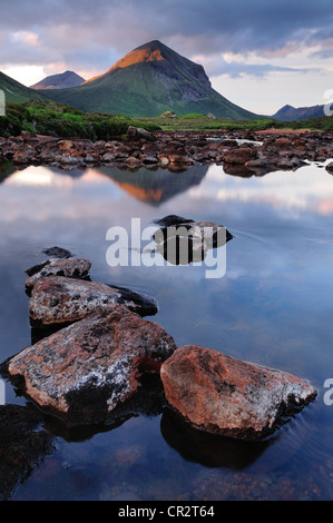 Marsco spiegelt sich in den Fluß Sligachan in der Morgendämmerung an einem schönen Sommermorgen, Isle Of Skye, Schottland Stockfoto