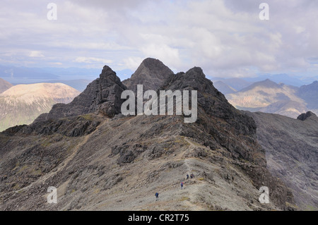 Wanderer auf dem Grat Cuillin, Isle Of Skye. Blick vom Bruach Na Frithe an Sgurr ein Fionn Chor, Am Basteir und Sgurr Nan Gillean Stockfoto