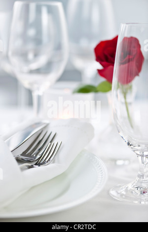 Romantische Tischdekoration mit rosa Teller und Besteck Stockfoto