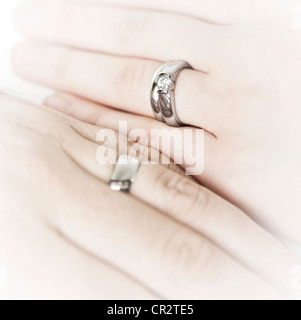 Closeup auf den Händen der Eheleute mit Trauringe Stockfoto