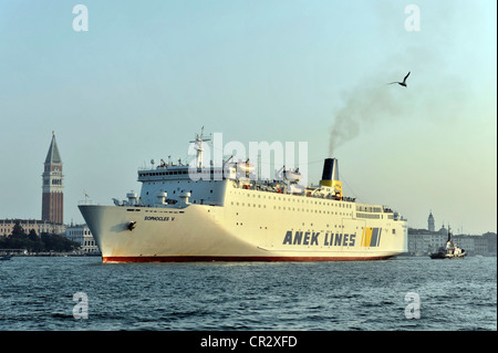 Fähren, Anek Lines Sophokles V., Baujahr 1990, 192m 1500 Passagiere im Hafen von Venedig, Veneto, Italien, Europa Stockfoto