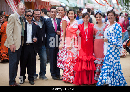 Spanische Frauen gekleidet in traditioneller Tracht und Spanier auf der Feria de Abril, Sevilla April Fair, Sevilla, Spanien, Europa Stockfoto