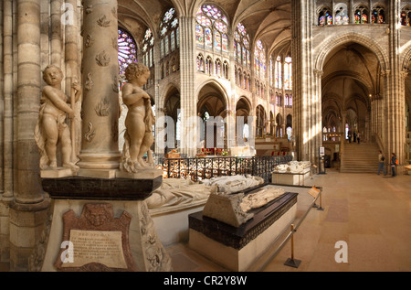 Frankreich, Seine-Saint-Denis, Saint-Denis, die Basilika Saint-Denis, Liegerad Statue von Francois II im Vordergrund Stockfoto