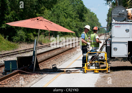 Oberbau-Ingenieure arbeiten an die Eisenbahn zu verfolgen, in der Nähe von DeLand Station Florida USA Stockfoto