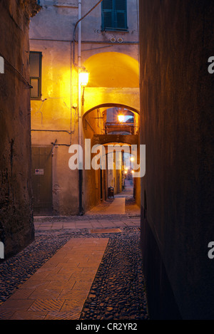 Gasse in Finalborgo, Viertel von Finale Ligure, in der Provinz von Savona, Ligurien, Italien, Europa Stockfoto