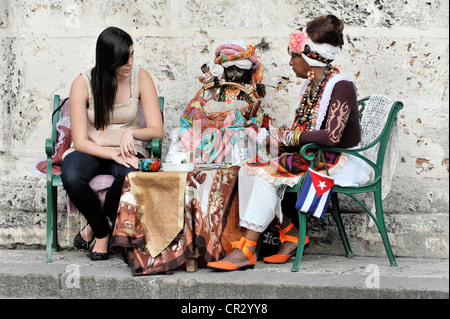 Wahrsagerin mit Tourist, Plaza De La Catedral, Havanna, Kuba, große Antillen, Karibik, Mittelamerika, Amerika Stockfoto