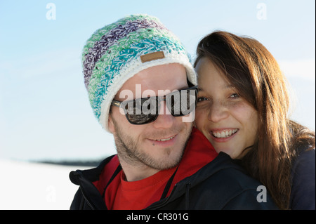 Junges Paar im Schnee, Schwarzwald, Baden-Württemberg, Deutschland, Europa, publicground Stockfoto