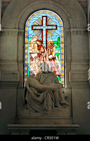 Glasfenster, bunte Fenster in das Mausoleum, Kirche auf dem Cementerio de Cristóbal Colón Stockfoto