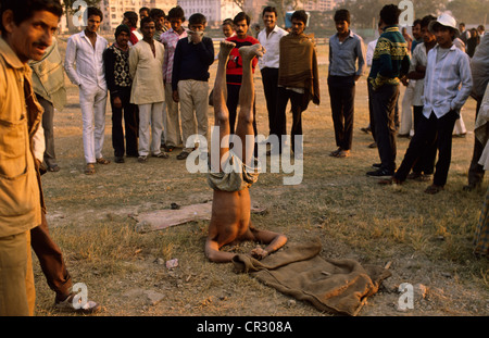 Indien, West Bengal Staat, Kalkutta (Kolkata), Straße Acrobat imitiert eine Yogi-Haltung Stockfoto