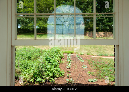 Blick aus dem Fenster der Sommerresidenz mit Blick auf Gärten von Jeffersons Monticello bei Charlottesville, VA Stockfoto