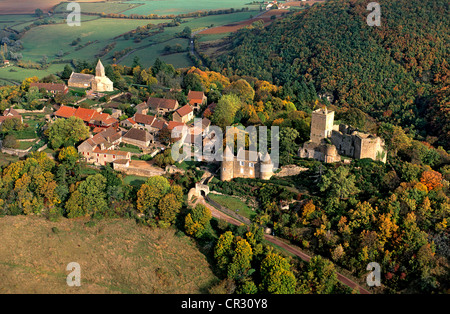 Frankreich, Saone et Loire, Brancion thront auf einem Kamm mit Herbst Farben (Luftbild) Stockfoto