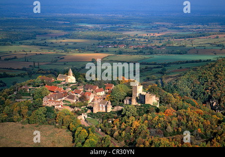 Frankreich, Saone et Loire, Brancion thront auf einem Kamm mit Herbst Farben (Luftbild) Stockfoto