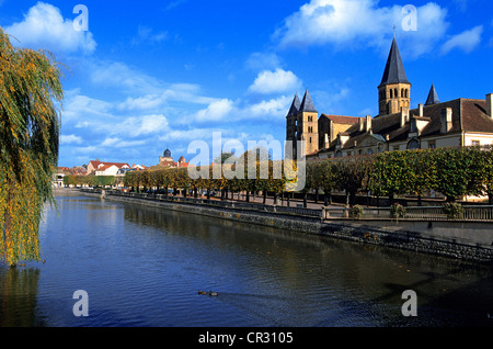 Frankreich, Saone et Loire, Paray le Monial, Basilique du Sacré Coeur (Sacred Heart Basilica) an Flussufern Bourbince Stockfoto