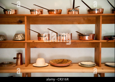 Regalen der kupferne Töpfe und Pfannen in der Küche auf Jeffersons Monticello in Charlottesville, VA Stockfoto