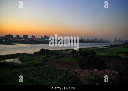 Eine zentrale Kairo panorama Blick nach Westen und Norden über den Nil bei Sonnenuntergang. Stockfoto