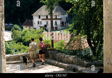 Frankreich, Doubs, Lods, gekennzeichnet Les Plus Beaux Dörfer de France, paar Wanderer Stockfoto