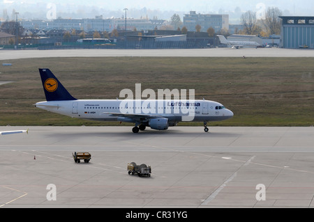 Lufthansa D-AIQH Airbus A320-200 Dessau kurz nach der Landung, Flughafen Stuttgart, Stuttgart, Baden-Württemberg, Deutschland, Europa Stockfoto