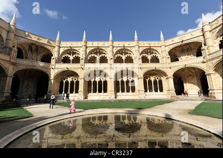 Innenhof des zweigeschossigen Kloster Mosteiro Dos Jeronimos, Hieronymus-Kloster, UNESCO-Weltkulturerbe, Belem Viertel Stockfoto