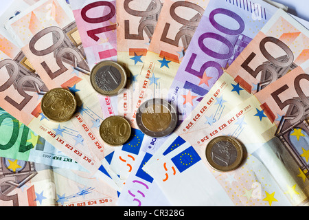 Banknoten und Münzen in Euro Stockfoto