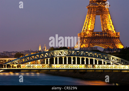 Frankreich, Paris, den Eiffelturm beleuchtet (© SETE-Illuminations Pierre Bideau), der RER-Brücke Schwäne-Insel und der Sacre Stockfoto