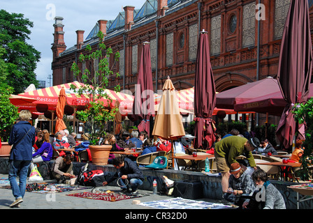 BERLIN, DEUTSCHLAND. Cafés, Restaurants und ambulante Straßenhändler am Hackescher Markt im Bezirk Mitte der Stadt. 2012. Stockfoto