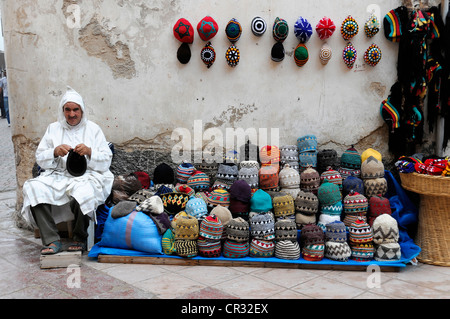 Wollmützen, Handwerk, auf Verkauf in einem Stall, Souks in der Altstadt von Essaouira, Marokko, Nordafrika, Afrika Stockfoto