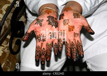 Henna-Tattoo auf den Händen der Tourist, Djemaa el-Fna-Platz, "Scharlatane Ort" oder "Ort der der Gehenkten", Marrakesch, Marokko Stockfoto