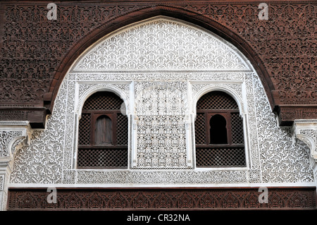 Teilweise Blick auf den Innenhof der Medersa Bou Inania Koran Schule, geschnitzte Zeder, Stuck und Mosaik-Fliesen, Meknès, Marokko, Afrika Stockfoto