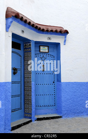 Blauen Türen mit Türklopfer, Chefchaouen, Marokko, Marokko, Nordafrika Stockfoto