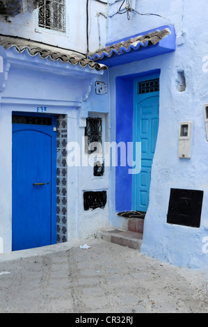 Blauen Türen mit Türklopfer, Chefchaouen, Marokko, Marokko, Nordafrika Stockfoto