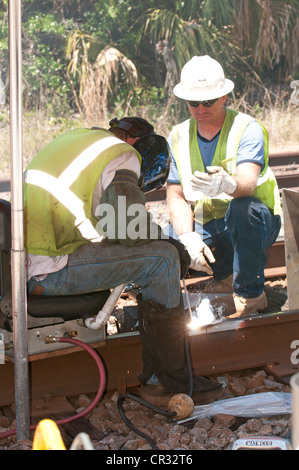 Oberbau-Ingenieure arbeiten an die Eisenbahn zu verfolgen, in der Nähe von DeLand Station Florida USA Stockfoto