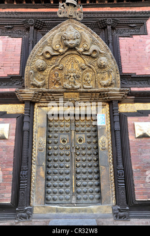 Eingangstür zu einem Museum, Durbar Square von Patan, Lalitpur, Kathmandu, Kathmandu-Tal, Nepal, Asien Stockfoto