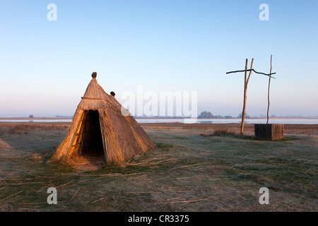 Ziehbrunnen und ein Reed-Hütte im See Neusiedler Nationalpark, Seewinkel in Illmitz, Burgenland, Österreich, Europa Stockfoto