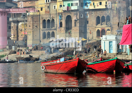 Rituelle Feuerbestattung auf der Treppe auf dem Fluss Ganges Manikarnika Ghat, Varanasi, Benares, Uttar Pradesh, Indien, Asien Stockfoto