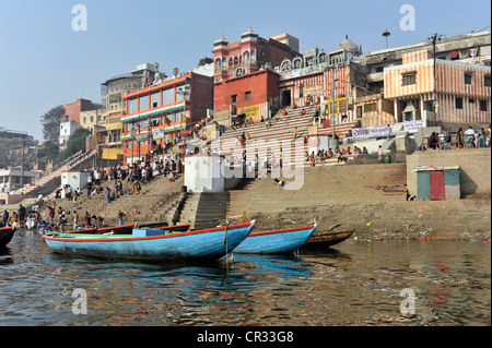 Boote und Ghats am Fluss Ganges, Varanasi, Benares, Uttar Pradesh, Indien, Südasien Stockfoto