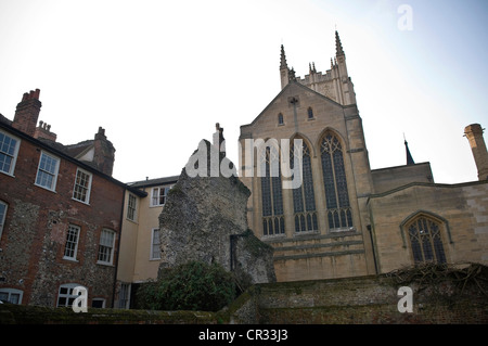 Die Rückseite der modernen Kathedrale und die Ruinen der Abtei von Bury St. Edmunds, Suffolk, UK Stockfoto