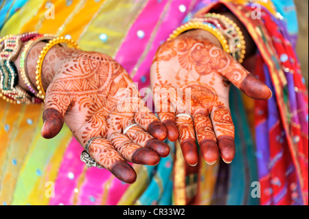 Festliche Henna Mehndi-Malerei auf den Handflächen einer indischen Frau, edlen Schmuck, für eine 5. Hochzeitstag, Jaipur Stockfoto